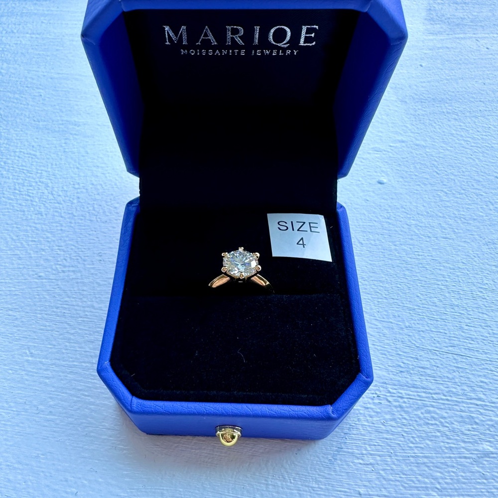 Mariqe Gold Round Cut Moissanite Ring